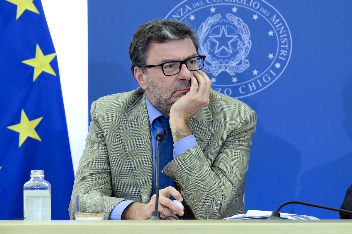 Giorgetti, il vero capo della Lega, ammette che l'Italia è in ginocchio