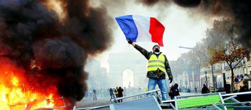 La Francia si ribella. È lotta di popolo!