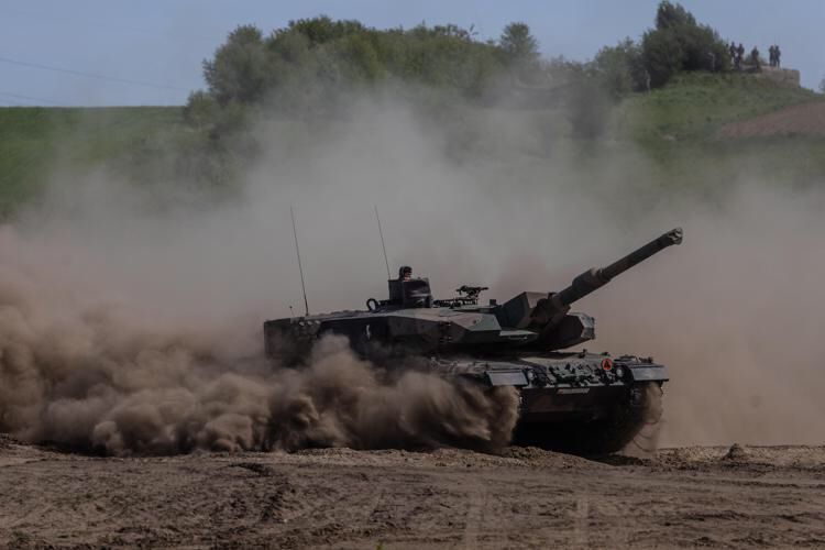 Arrivano i primi carri armati tedeschi in Ucraina