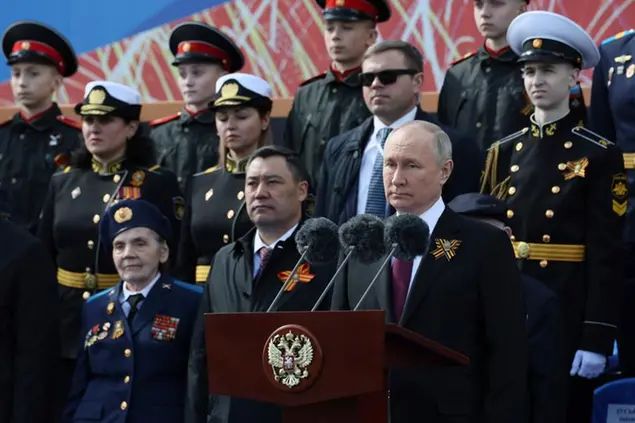 Vladimir Putin parla alla Piazza Rossa nel Giorno della Vittoria.