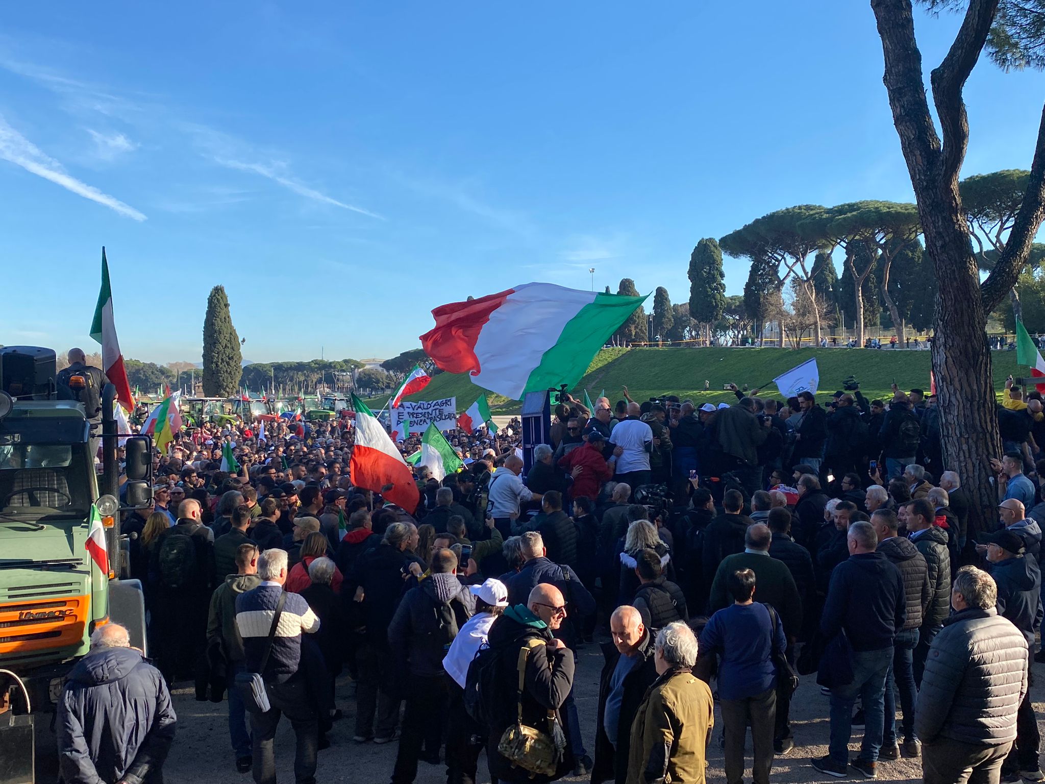 Castellino (Ancora Italia): Il nostro Tricolore con i Trattori
