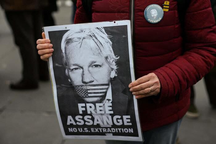 Julian Assange: la Corte posticipa la sentenza
